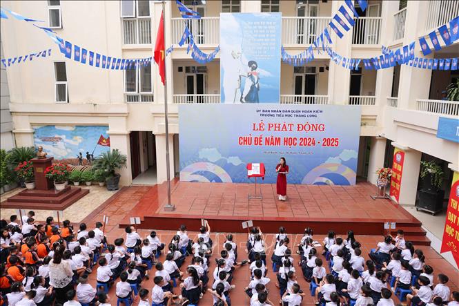 Buổi sáng ngày đầu tiên đi học trở lại sau bão số 3, học sinh toàn trường tiểu học Thăng Long (quận Hoàn Kiếm) được nghe giới thiệu về sách hay. Ảnh: Thanh Tùng - TTXVN