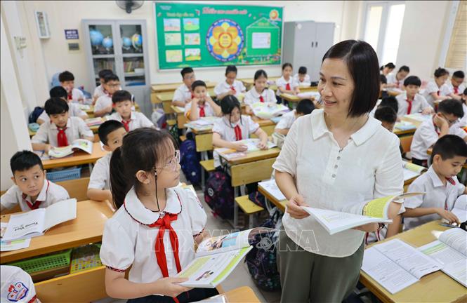 Các lớp học đã vang lên tiếng đọc bài của học sinh trường tiểu học Thăng Long (quận Hoàn Kiếm) trở lại trường sau bão số 3. Ảnh: Thanh Tùng - TTXVN