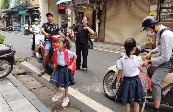 Đảm bảo các điều kiện an toàn cho học sinh sau khi khắc phục hậu quả bão số 3, sáng 9/9, học sinh trường tiểu học Thăng Long (quận Hoàn Kiếm) đã được tới trường. Ảnh: Thanh Tùng - TTXVN 