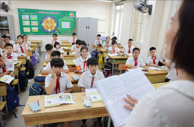 Học sinh lớp 5 trường tiểu học Thăng Long (quận Hoàn Kiếm) trong giờ học của ngày đầu trở lại trường khi cơn bão số 3 đi qua. Ảnh: Thanh Tùng - TTXVN 