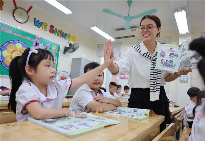 Giáo viên, học sinh phấn khởi được trở lại trường khi cơn bão số 3 đi qua. Ảnh: Thanh Tùng - TTXVN