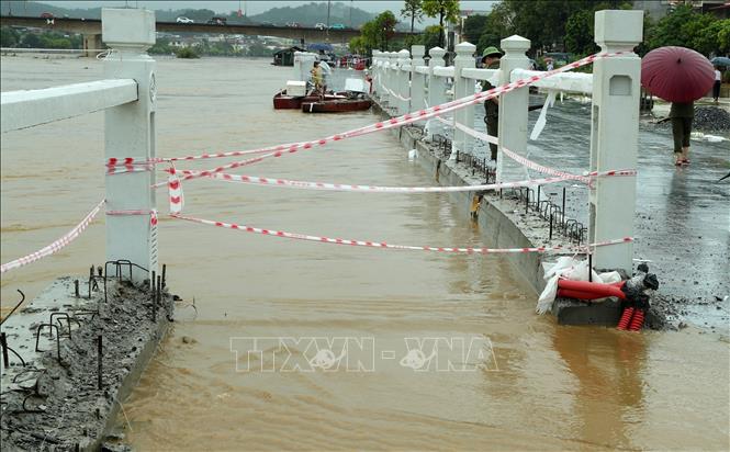 Lũ sông Hồng đã tràn vào thành phố Lào Cai. Ảnh: Quốc Khánh - TTXVN