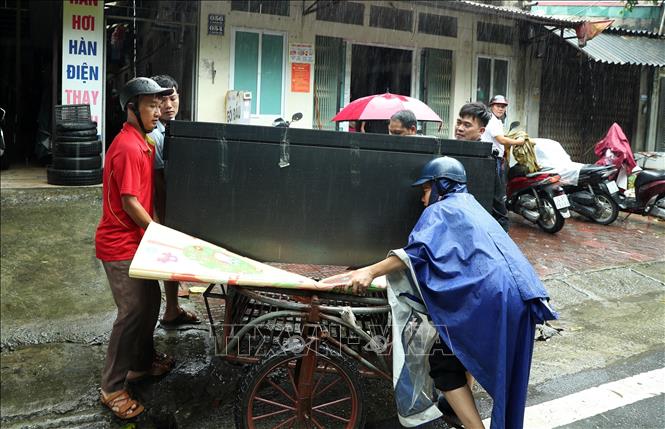 Người dân Lào Cai di chuyển tài sản đến nơi an toàn. Ảnh: Quốc Khánh - TTXVN
