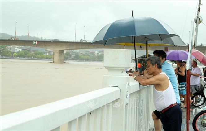 Người dân thành phố Lào Cai lo lắng khi mực nước sông Hồng dâng nhanh, sáng 9/9. Ảnh: Quốc Khánh - TTXVN