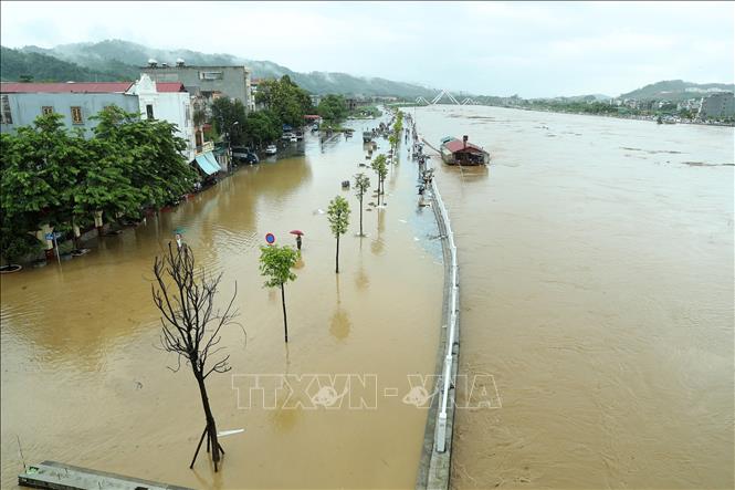 Đường Phạm Văn Xảo, phường Lào Cai, thành phố Lào Cai bị lũ tràn vào, ngập trong biển nước lúc 11g30 ngày 9/9. Ảnh: Quốc Khánh - TTXVN