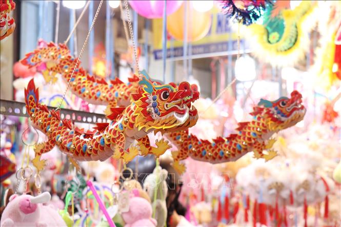 Lồng đèn hình con rồng là mẫu mã được nhiều người dân ưa chuộng trong năm nay. Ảnh: Thu Hương - TTXVN