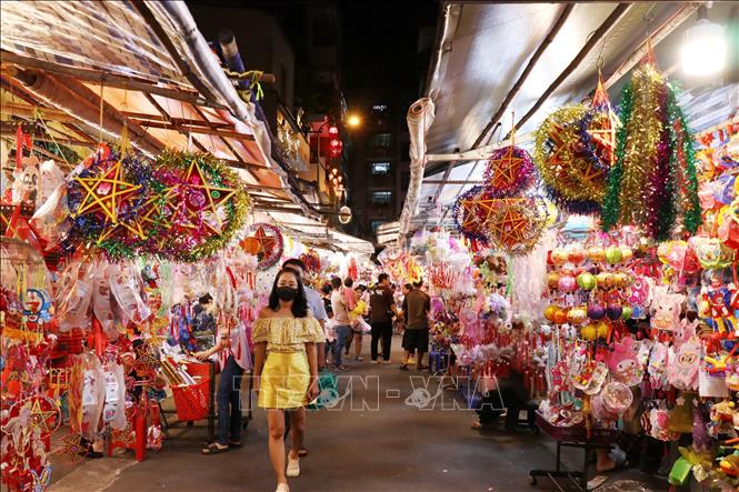 Phố lồng đèn là điểm đến hấp dẫn của người dân, trẻ em và các du khách tại Thành phố Hồ Chí Minh. Ảnh: Thu Hương - TTXVN
