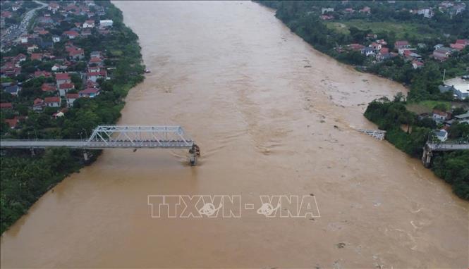 The Phong Chau bridge in Phu Tho province is collapsed with many vehicles and people swept away. VNA Photo