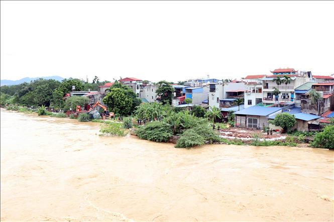 The water level on Cau River in Thai Nguyen province is rising, threatening to damage its embankment system. VNA Photo