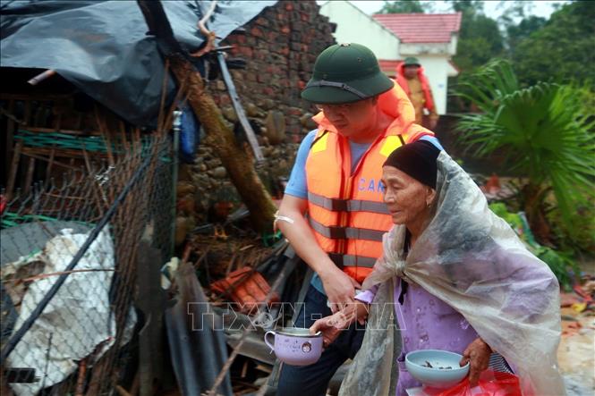 Assisting local people to remove to safer places in Tien Yen district, Quang Ninh province. VNA Photo