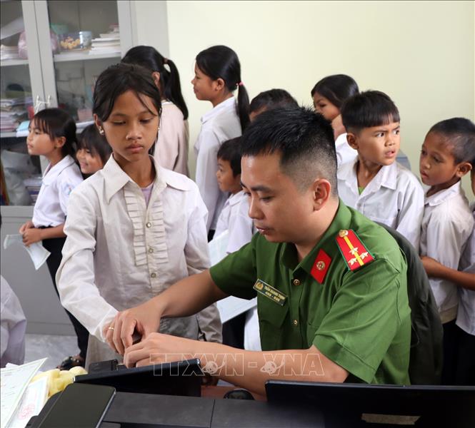 Công an huyện Đăk Hà (Kon Tum) làm thủ tục cấp căn cước cho công dân dưới 14 tuổi tại xã Đăk Long. Ảnh: Cao Nguyên - TTXVN
