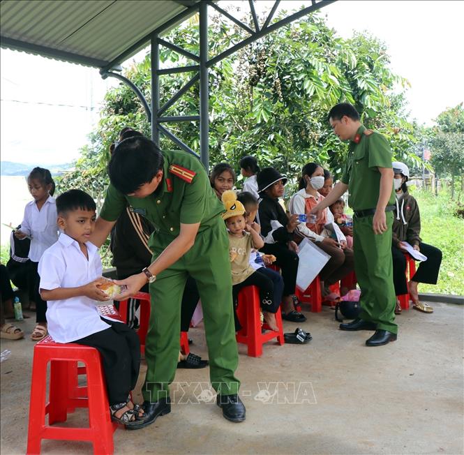 Công an huyện Đăk Hà (Kon Tum) hỗ trợ nước uống, suất ăn (bánh mì, kẹo, bánh...) cho trẻ đến làm căn cước công dân. Ảnh: Cao Nguyên - TTXVN

