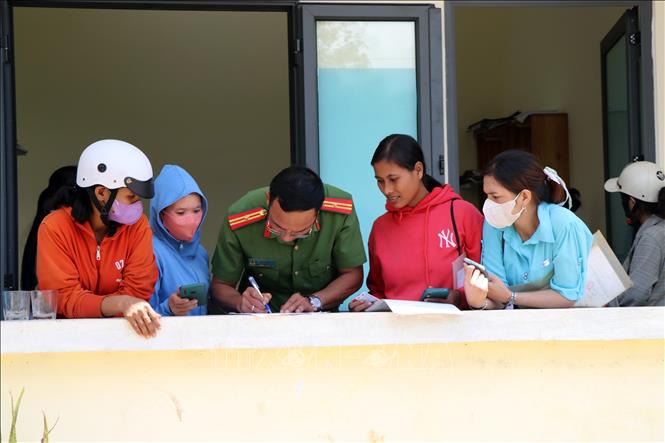 Công an huyện Đăk Hà (Kon Tum) hướng dẫn người dân làm thủ thục làm thủ tục cấp căn cước cho công dân dưới 14 tuổi tại xã Đăk Long. Ảnh: Cao Nguyên - TTXVN
