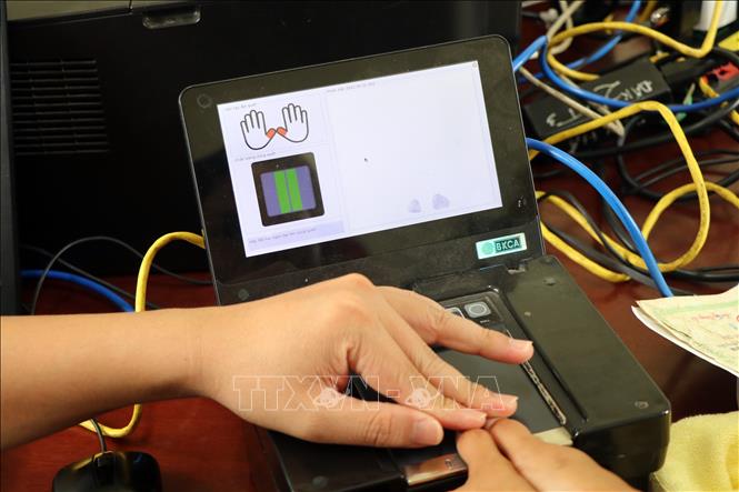 Công an huyện Đăk Hà (Kon Tum) làm thủ tục cấp căn cước cho công dân dưới 14 tuổi tại xã Đăk Long. Ảnh: Cao Nguyên - TTXVN
