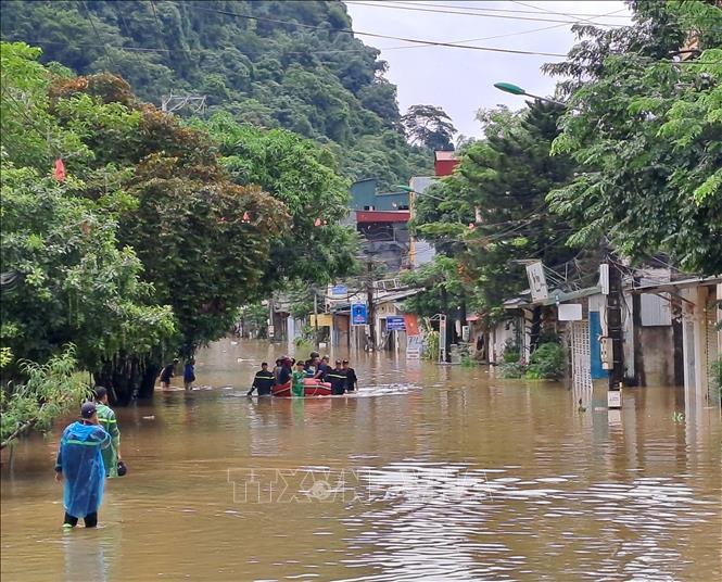 Lực lượng công an cùng chính quyền địa phương di dời người dân đến nơi an toàn. Ảnh: Đức Thọ - TTXVN