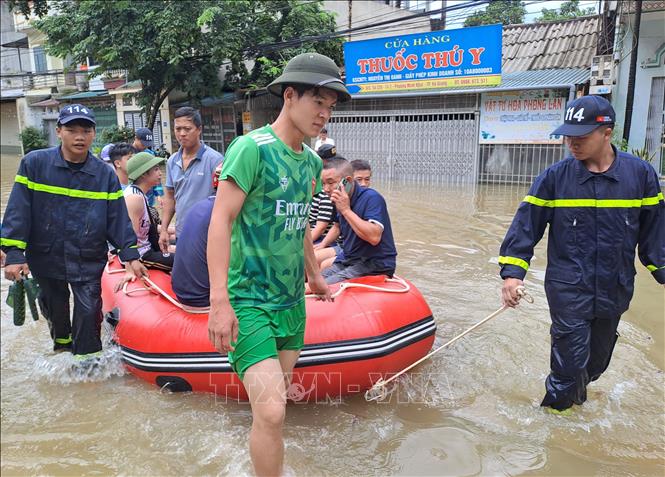 Lực lượng công an cùng chính quyền địa phương di dời người dân đến nơi an toàn. Ảnh: Đức Thọ - TTXVN