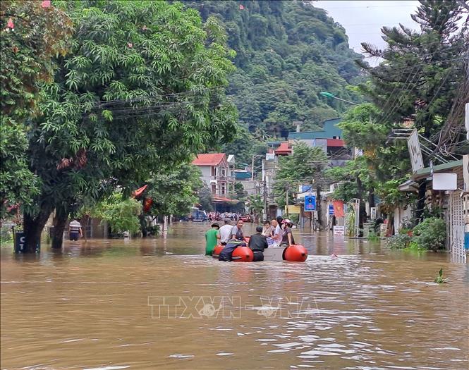 Lực lượng công an cùng chính quyền địa phương di dời người dân đến nơi an toàn. Ảnh: Đức Thọ - TTXVN