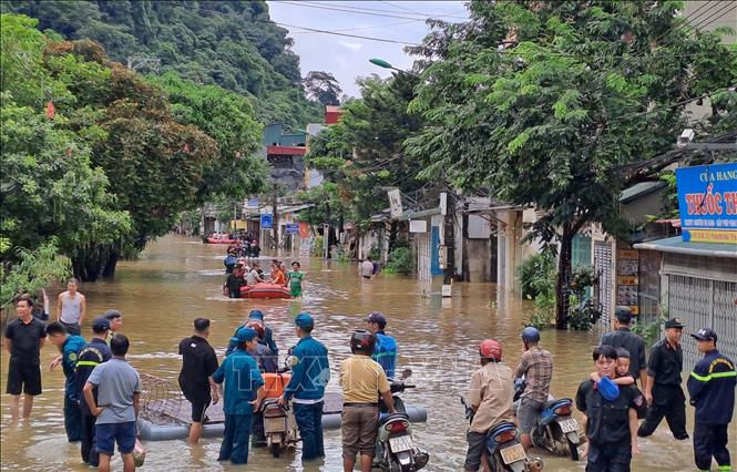 Lực lượng công an cùng chính quyền địa phương di dời người dân đến nơi an toàn. Ảnh: Đức Thọ - TTXVN