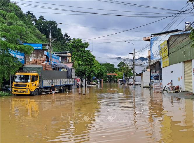 Nước sông Lô dâng cao, gây ngập lụt trên diện rộng. Ảnh: Đức Thọ - TTXVN