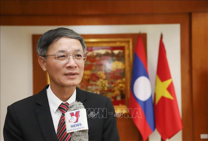 Đại biện lâm thời Đại sứ quán Việt Nam tại Lào Phan Minh Chiến trả lời phỏng vấn. Ảnh: Xuân Tú - PV TTXVN tại Lào