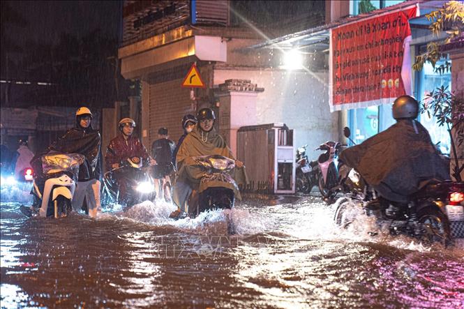 Một tuyến phố tại quận Hoàng Mai ngập sâu trong nước. Ảnh: Phạm Tuấn Anh - TTXVN