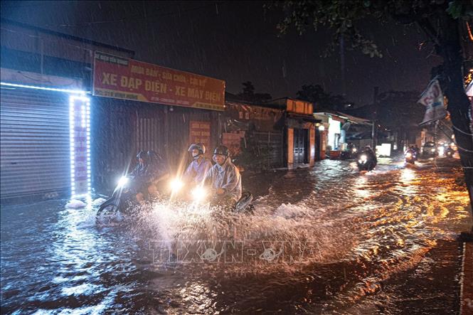 Một tuyến phố tại quận Hoàng Mai ngập sâu trong nước. Ảnh: Phạm Tuấn Anh - TTXVN
