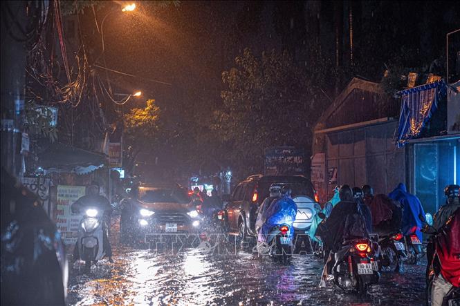 Cơn mưa đúng giờ tan tầm khiến giao thông nhiều tuyến phố bị ùn tắc. Ảnh: Phạm Tuấn Anh - TTXVN