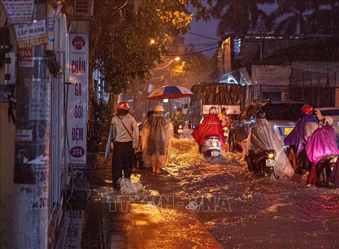 Nhiều tuyến phố tại Hà Nội ngập trong nước. Ảnh: Phạm Tuấn Anh - TTXVN