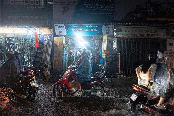 Tuyến phố Vĩnh Hưng (quận Hoàng Mai) ngập trong nước. Ảnh: Phạm Tuấn Anh - TTXVN
