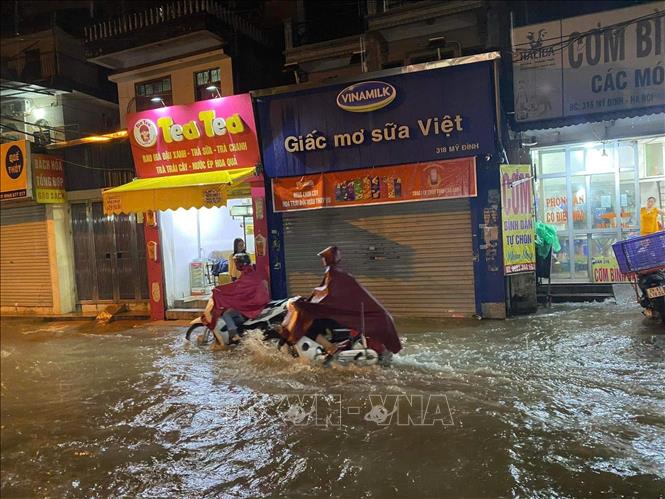 Tuyến phố Mỹ Đình (quận Nam Từ Liêm) ngập trong nước mưa. Ảnh: TTXVN