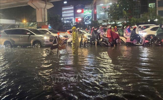 Mưa lớn làm nhiều điểm trên đường Nguyễn Trãi, quận Thanh Xuân bị ngập úng, khiến giao thông ùn tắc cục bộ. Ảnh: Nguyễn Thắng-TTXVN