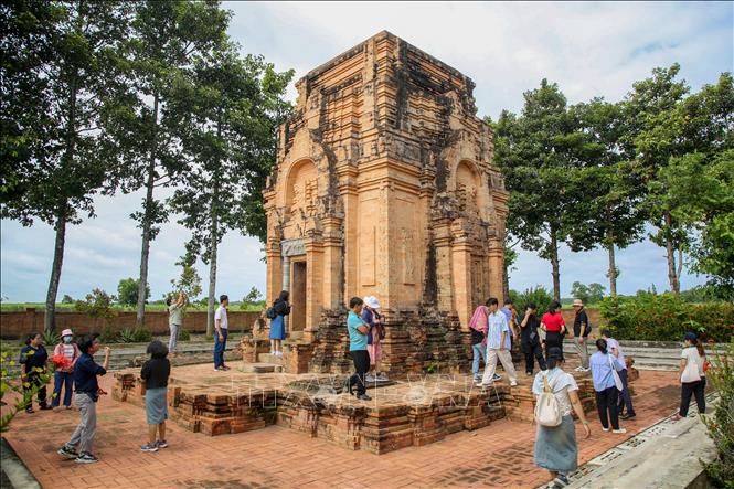Du khách tham qua Di tích kiến trúc nghệ thuật Tháp Chót Mạt, huyện Tân Biên, tỉnh Tây Ninh. Ảnh: Giang Phương – TTXVN