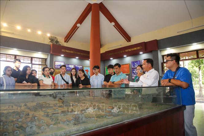 Du khách tham quan, tìm hiểu lịch sử Tây Ninh tại Di tích địa điểm Chiến thắng Tua Hai, thuộc huyện Châu Thành, tỉnh Tây Ninh. Ảnh: Giang Phương - TTXVN
