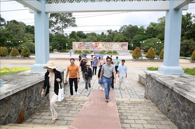 Du khách tham quan Khu di tích lịch sử Quốc gia đặc biệt Căn cứ Trung ương Cục miền Nam. Ảnh: Giang Phương – TTXVN
