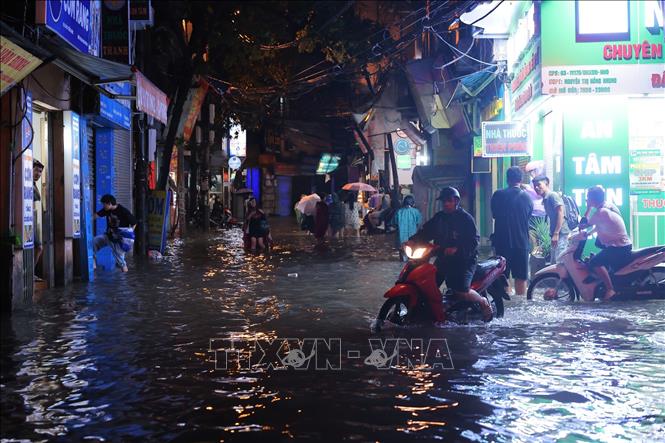 Phố Triều Khúc lại môt lần nữa ngập chìm trong biển nước. Ảnh: Hoàng Hiếu - TTXVN