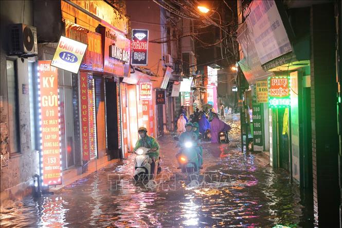 Nhiều tuyến phố của Thủ đô lại một lần nữa chìm trong biển nước. Ảnh: Hoàng Hiếu - TTXVN