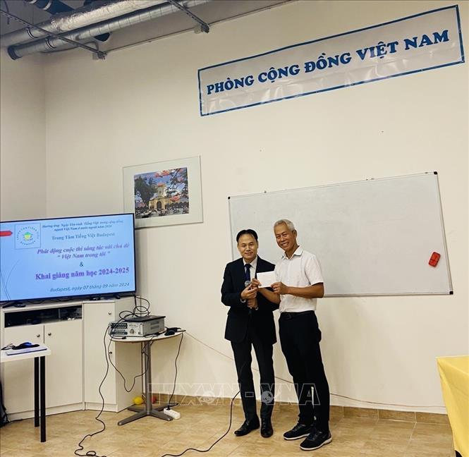 Đại biện Lê Trọng Hà tặng quà Trung tâm Tiếng Việt Budapest. Ảnh: TTXVN phát