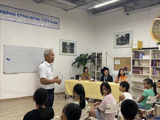 Ông Trần Anh Tuấn, phụ trách Trung tâm Tiếng Việt Budapest. Ảnh: TTXVN phát