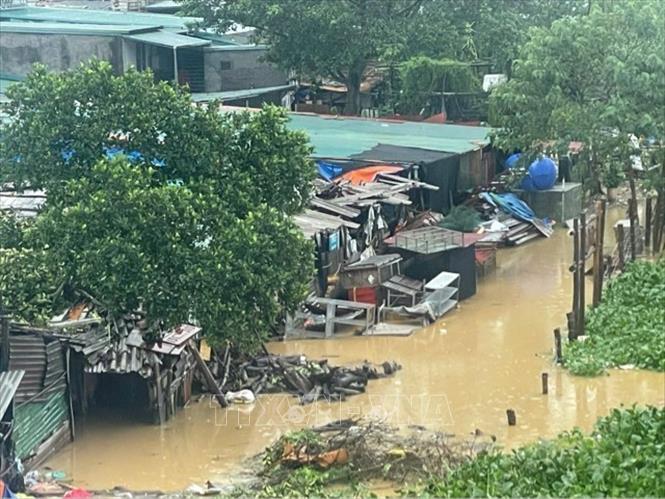 Nước sông Hồng đã tràn vào khu vực bãi Phúc Xá, quận Hoàn Kiếm, ảnh hưởng đến cuộc sống người dân (Ảnh chụp 6h45 ngày 10/9). Ảnh: An Đăng - TTXVN