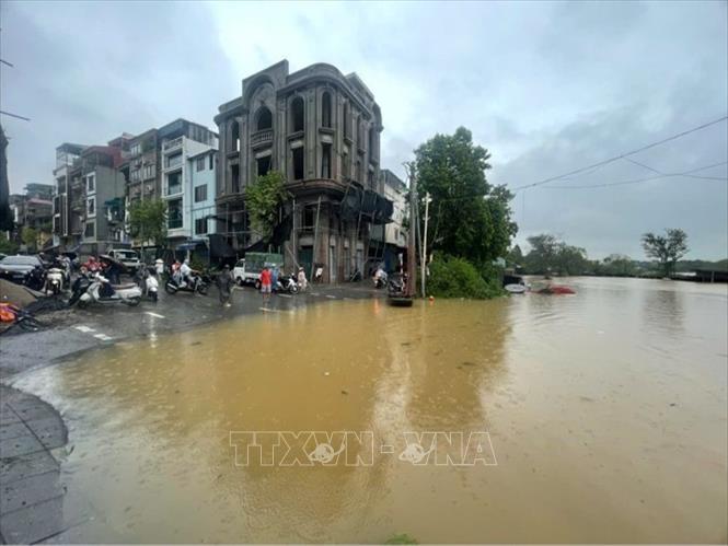 Sau hàng chục năm, đến nay nước sông Hồng mới lại dâng cao như thế này (Ảnh chụp lúc 6h45 ngày 10/9). Ảnh: An Đăng-TTXVN