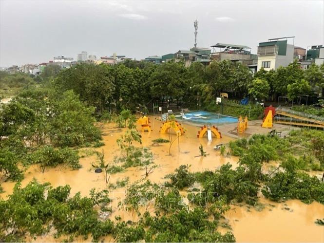 Nước sông Hồng dâng cao, gây ngập khu vực ngoài bãi Phúc Xá, ảnh hưởng đến cuộc sống người dân (ảnh chụp lúc 6g30 ngày 10/9). Ảnh: An Đăng - TTXVN