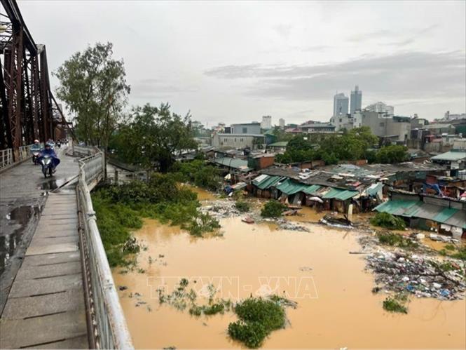 Nước bắt đầu gây ngập khu vực bãi Phúc Xá, quận Hoàn Kiếm, ảnh hưởng đến cuộc sống người dân (Ảnh chụp 6h45 ngày 10/9). Ảnh: An Đăng - TTXVN