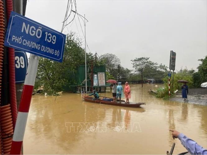 Ngập ở phố Chương Dương Dương Độ, quận Hoàn Kiếm khiến người dân đã phải dùng đò để di chuyển (Ảnh chụp 6h45 ngày 10/9). Ảnh: Minh Quyết - TTXVN 
