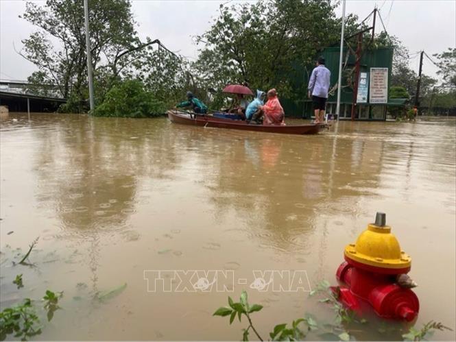 Đã rất lâu người dân khu vực ngoài bãi Phúc Xá mới lại phải dùng đò để di chuyển trên phố (Ảnh chụp 6h45 ngày 10/9). Ảnh: An Đăng - TTXVN