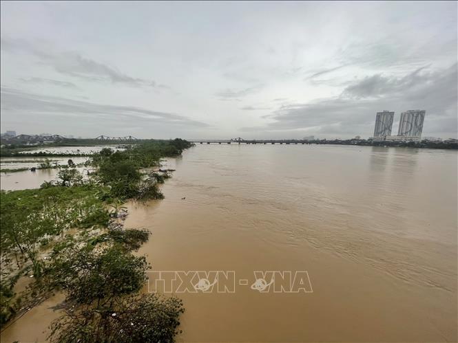 Đã rất lâu rồi người dân Hà Nội mới lại nhìn thấy hình ảnh sông Hồng mênh mông biển nước (ảnh chụp lúc 6g50 ngày 10/9). Ảnh: Minh Quyết - TTXVN