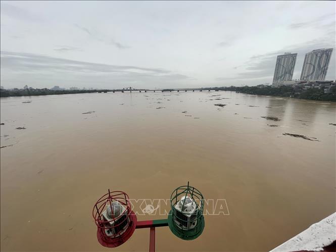 Đã rất lâu rồi người dân Hà Nội mới lại nhìn thấy hình ảnh sông Hồng mênh mông biển nước (ảnh chụp lúc 6g50 ngày 10/9). Ảnh: Minh Quyết - TTXVN
