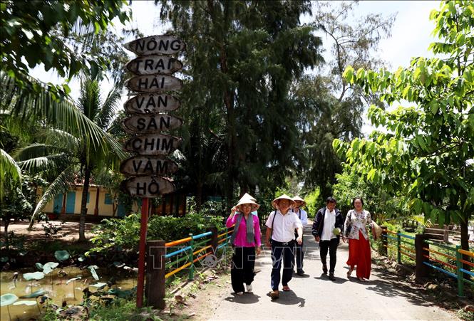Khách tham quan khu du lịch sinh thái Nông trại Hải Vân - Sân chim Vàm Hồ, huyện Ba Tri, tỉnh Bến Tre. Ảnh: Hồng Đạt - TTXVN