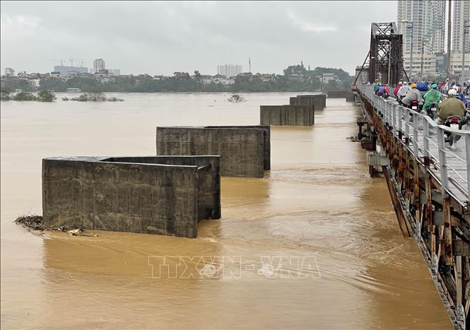 The Red River water level rises rapidly to 9.5m, reaching the first warning level. VNA Photo
