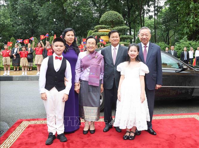 Party General Secretary and President To Lam and his spouse host a welcome ceremony for General Secretary of the Lao People’s Revolutionary Party Central Committee and President of Laos Thongloun Sisoulith and his spouse in Hanoi on September 10. VNA Photo: Trí Dũng