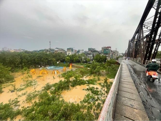 The Red River water level rises rapidly, just 1m below the Long Bien bridge. VNA Photo